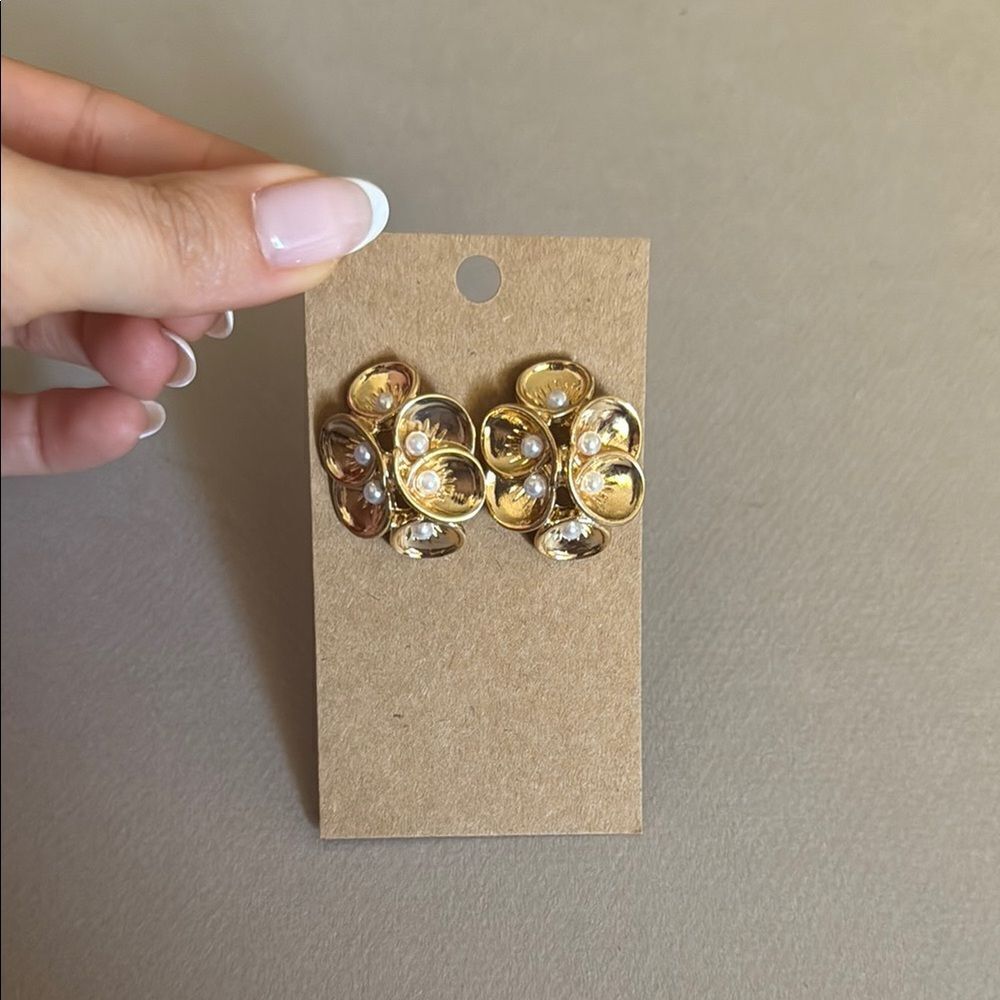 Gold  Floral Earrings M420